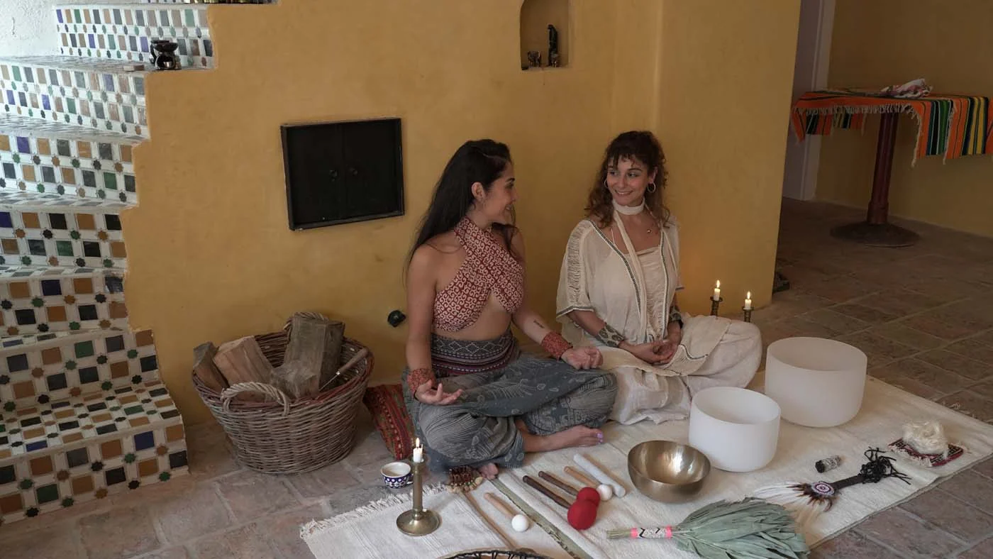 Jasmin and Nilou seated together beside the instruments